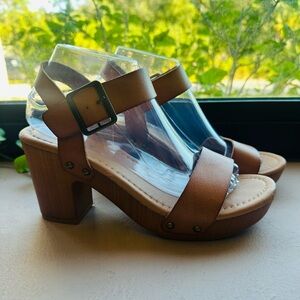 Dunes Tan  Sydney Faux Wood Sandal +Memory Foam & LiteSole Technology Size 8